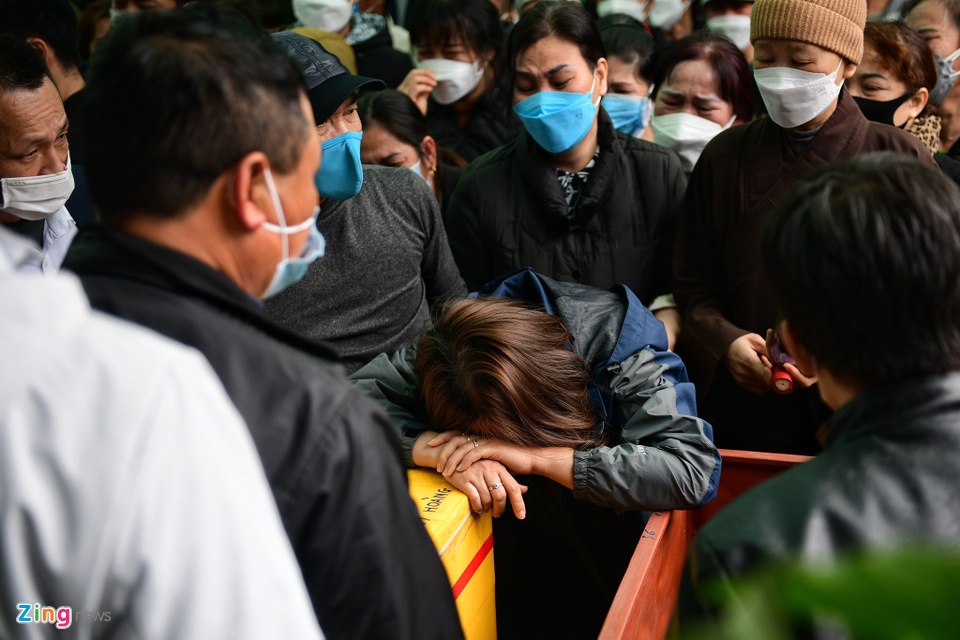 Mẹ của hai nạn nh&acirc;n đau đớn gục xuống. Trong sự cố, chị v&agrave; chồng may mắn tho&aacute;t nạn, nhưng đ&atilde; phải chịu mất m&aacute;t qu&aacute; lớn.