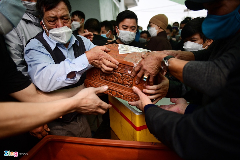 Khi nhận được tin sẽ đ&oacute;n tro cốt của ch&aacute;u về, trong s&aacute;ng 28/2, &ocirc;ng nội c&ugrave;ng họ h&agrave;ng đ&atilde; chuẩn bị lễ đ&oacute;n cẩn thận.