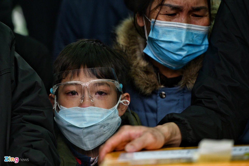 B&eacute; Ng&ocirc; Anh (anh họ của hai nạn nh&acirc;n) c&oacute; mặt để chịu tang. Mắt em đỏ hoe khi đứng trước linh cữu.