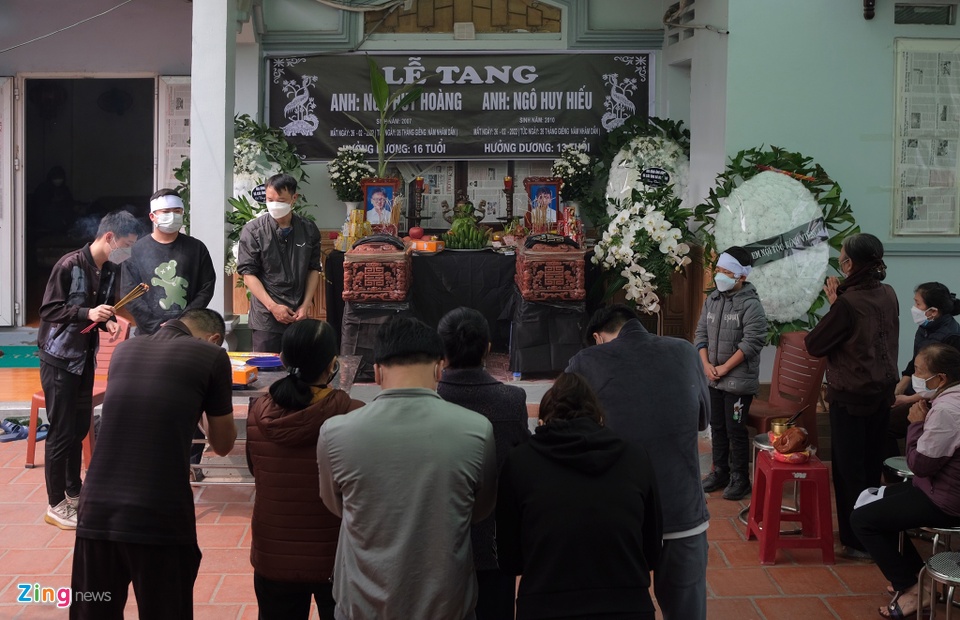 Lần lượt từng người th&acirc;n, h&agrave;ng x&oacute;m v&agrave;o viếng hai em nhỏ.