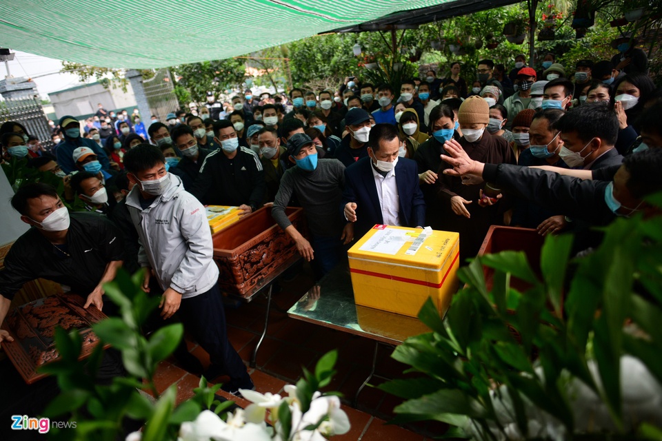 Trước đ&oacute;, khoảng 14h ng&agrave;y 26/2, cano chở kh&aacute;ch du lịch của C&ocirc;ng ty TNHH MTV du lịch Phương Đ&ocirc;ng do &ocirc;ng L&ecirc; Sen l&agrave;m thuyền trưởng vận chuyển kh&aacute;ch từ x&atilde; T&acirc;n Hiệp, đảo C&ugrave; Lao Ch&agrave;m v&agrave;o Cửa Đại th&igrave; bị lật.