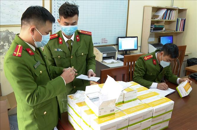 Số bộ sinh phẩm xét nghiệm không rõ nguồn gốc xuất xứ bị Cơ quan Công an thu giữ. Ảnh: TTXVN phát