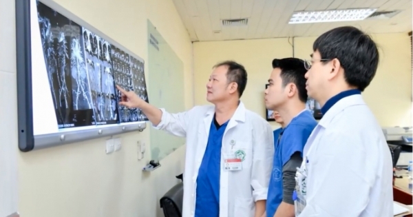 TS.BS Dương Đức Hùng “đôi tay vàng” trong ngành phẫu thuật