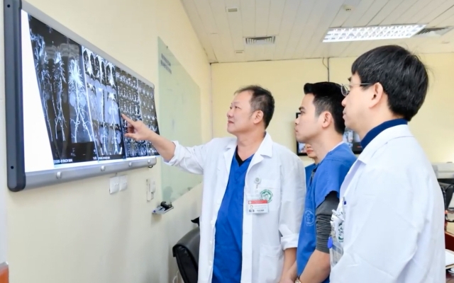 TS.BS Dương Đức Hùng “đôi tay vàng” trong ngành phẫu thuật