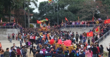 Du khách nô nức tìm về hội Đền Đông Cuông để chiêm bái và thưởng ngoạn các trò chơi dân gian