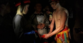 Đôi vợ chồng 8 năm được chọn làm lễ "tình phộc" trong miếu Đụ Đị