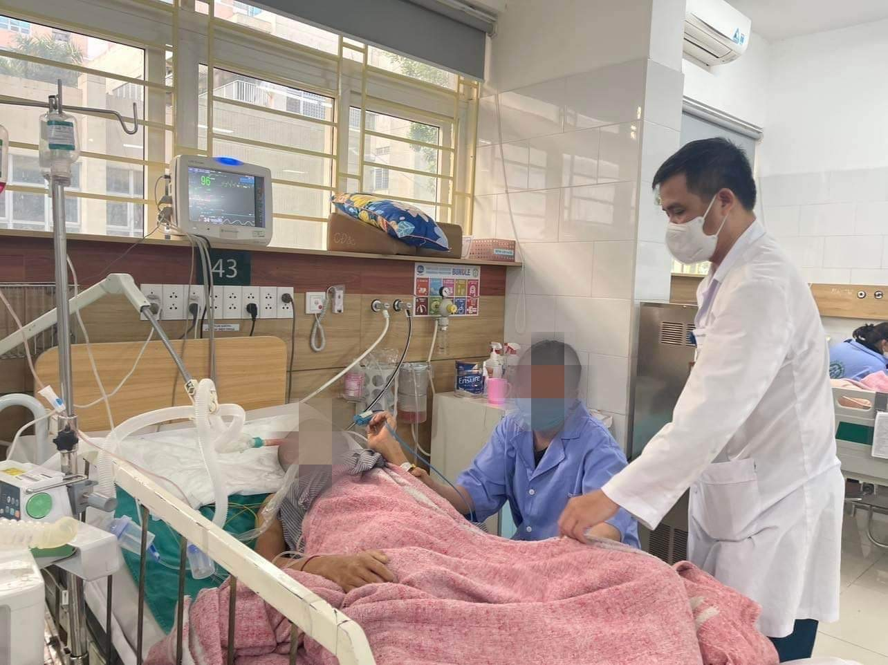 Cấp cứu một trường hợp ngộ độc rượu tại Trung tâm Chống độc (Bệnh viện Bạch Mai).