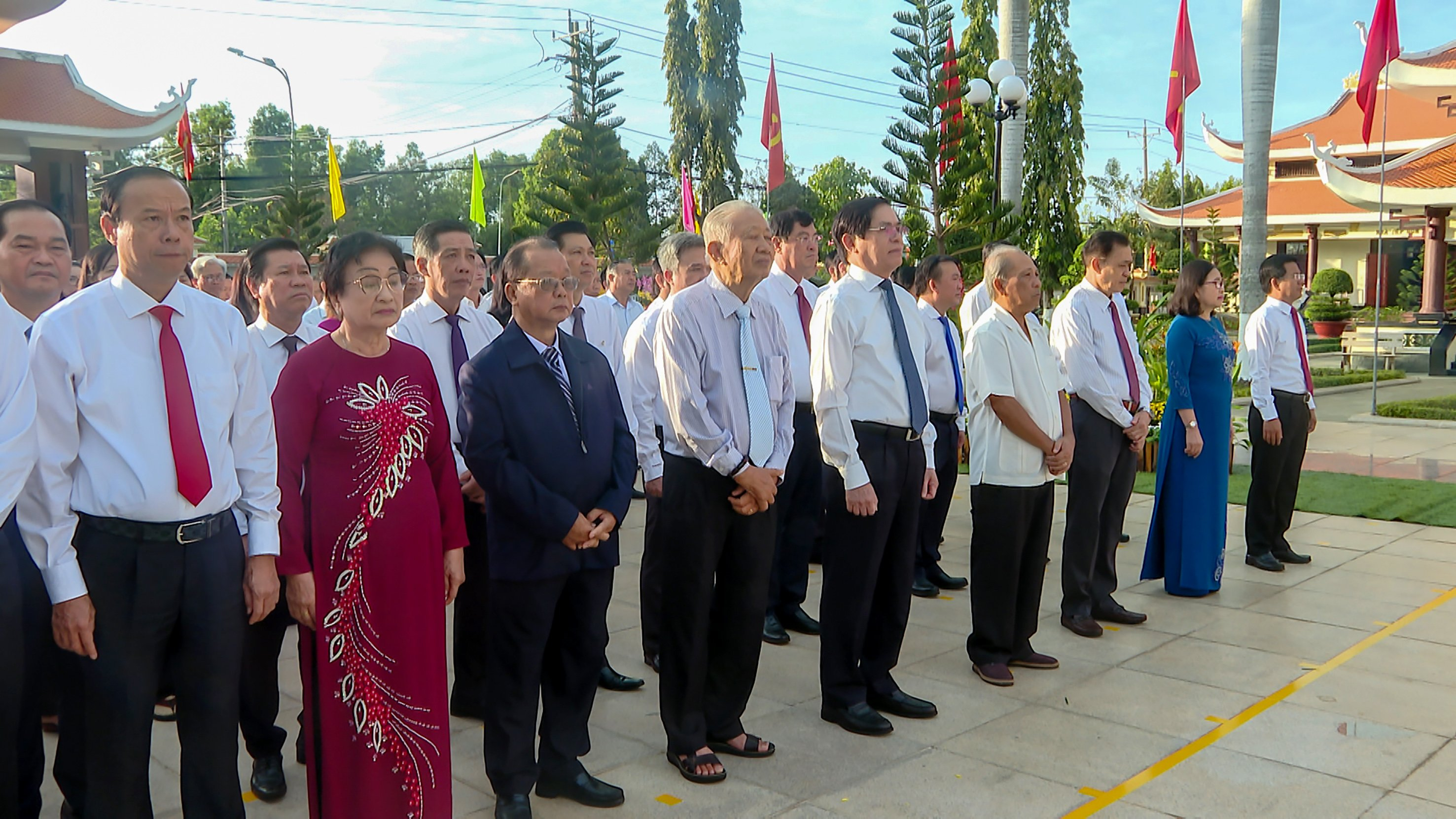 Lãnh đạo Tỉnh ủy, HĐND, UBND, UBMTTQ Việt Nam tỉnh và các đại biểu tham dự lễ viếng.