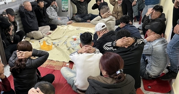 Hải Phòng: Bắt quả tang 21 con bạc sát phạt bằng hình thức "xóc đĩa"