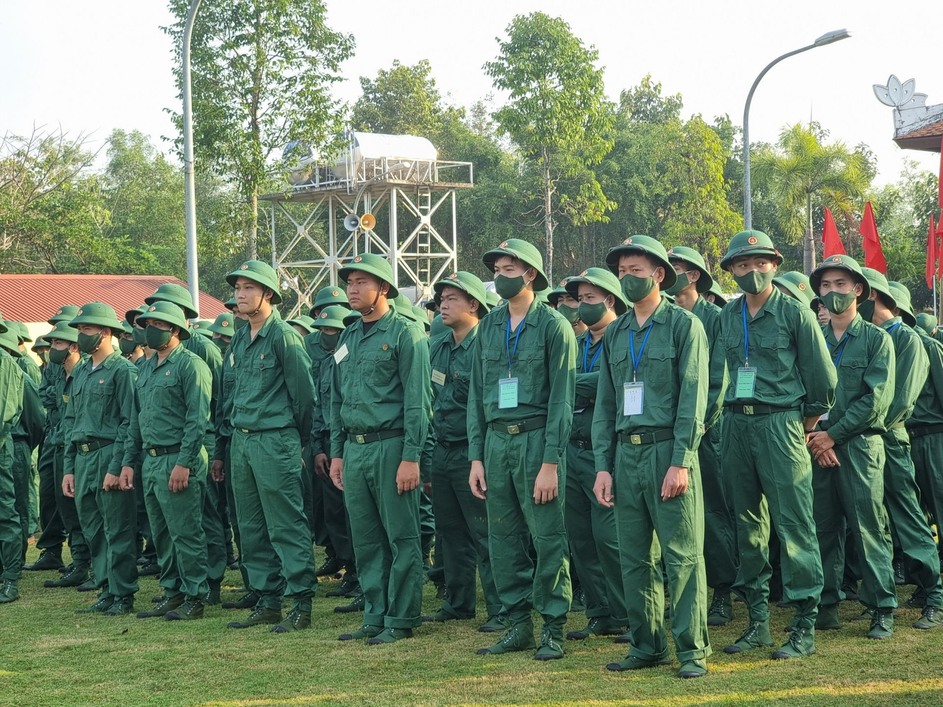 Các thanh niên phấn khởi trước giờ lên đường nhập ngũ.