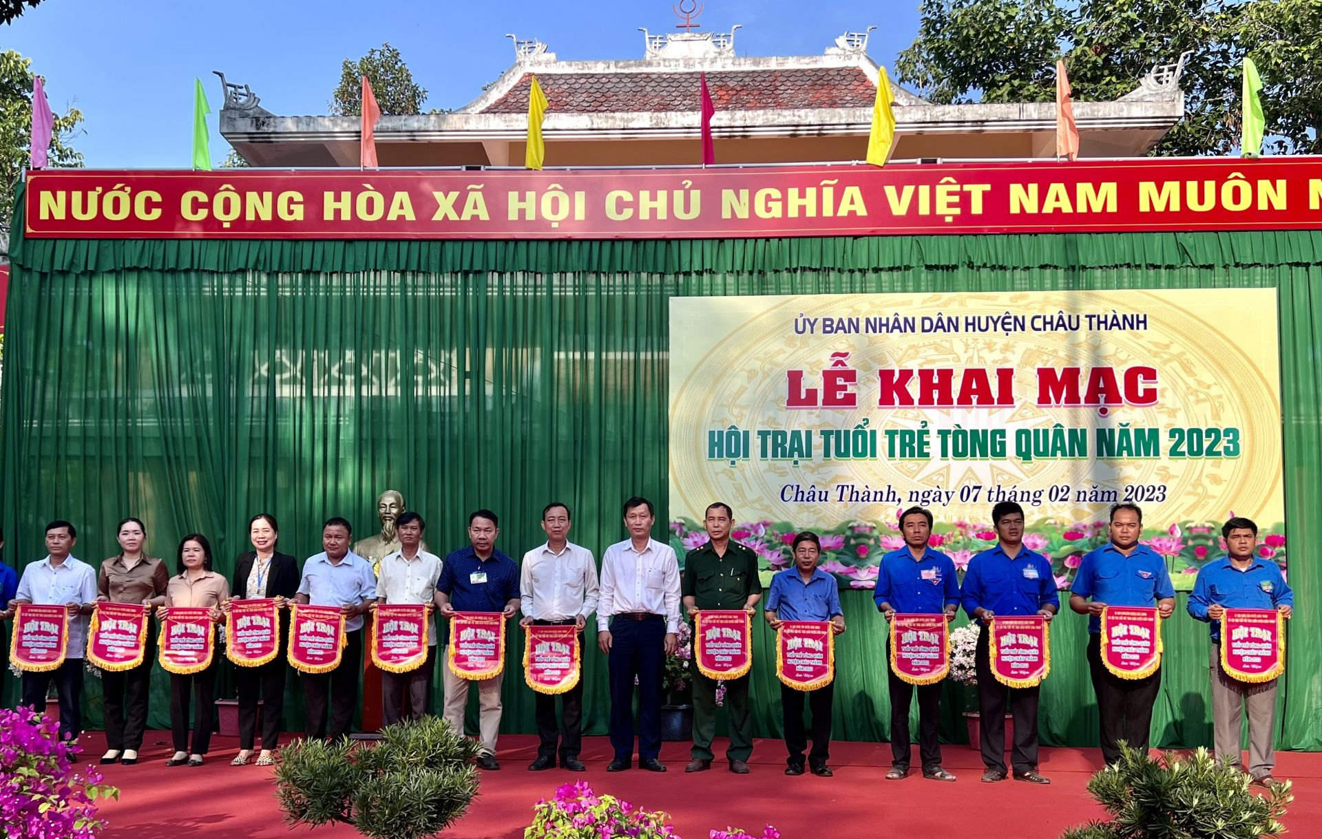 Ông Nguyễn Trí Cường- Phó Chủ tịch UBND huyện Châu Thành tặng cờ lưu niệm cho các tiểu trại.