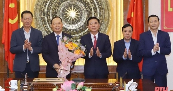 Nguyên Bí thư tỉnh ủy Thanh Hóa Trịnh Văn Chiến nhận huy hiệu 30 năm tuổi Đảng