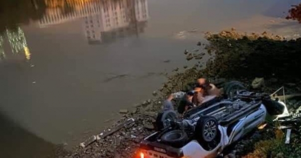 Quảng Ninh: Xe bán tải lao xuống sông Ka Long khiến nhiều người thương vong