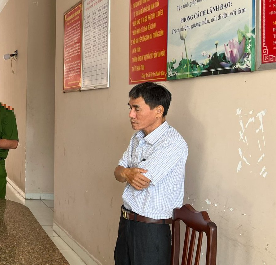 Bị can Đức nghe đọc lệnh bắt tạm giam