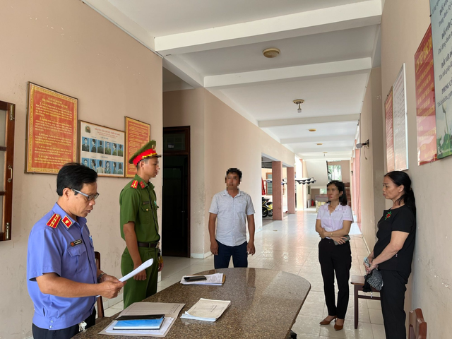 Bị can Lộc (áo đen)