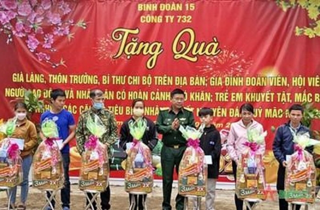 Trao 425 suất quà đến người dân khó khăn và gia đình chính sách tại Kon Tum