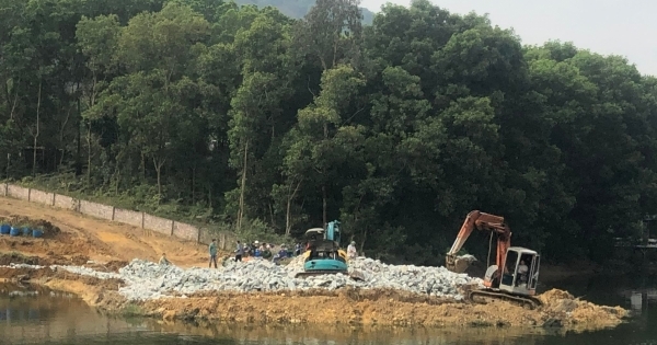 Hồ Đá Dựng bị xâm phạm