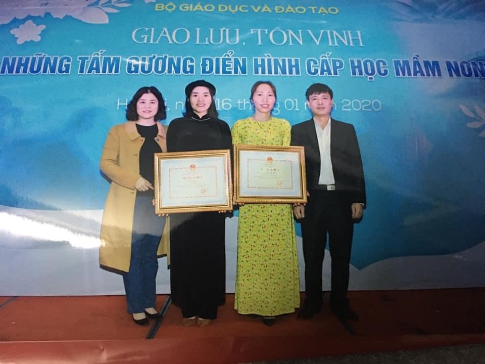 Cô Lý Thị Mai (thứ 2 từ trái qua) vinh dự nhận Bằng khen của Bộ GD&amp;amp; ĐT tại buổi “Giao lưu, tôn vinh những tấm gương điển hình cấp học mầm non năm 2021”