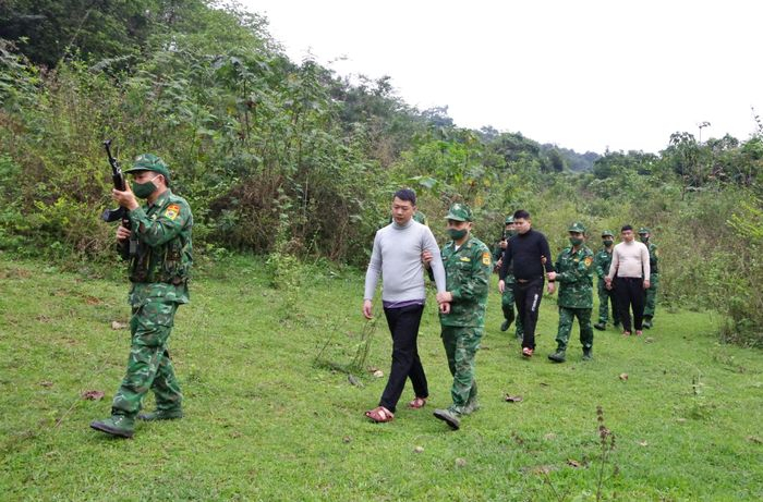 Ba người Trung Quốc bị phát hiện vượt biên được lực lượng biên phòng dẫn giải về để làm việc.