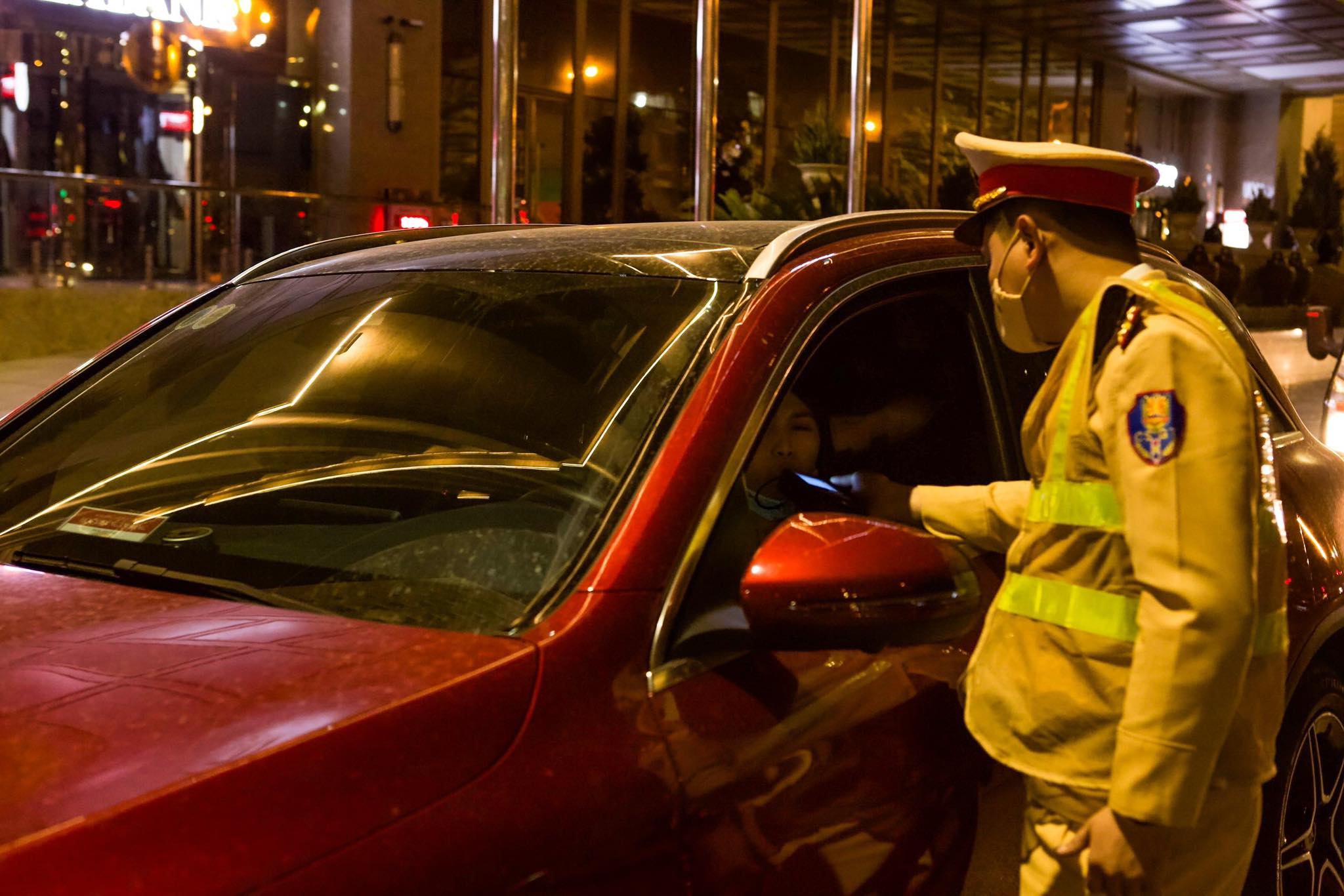 Tăng cường xử l&yacute; nghi&ecirc;m những h&agrave;nh vi chống đối khi y&ecirc;u cầu kiểm tra nồng độ cồn