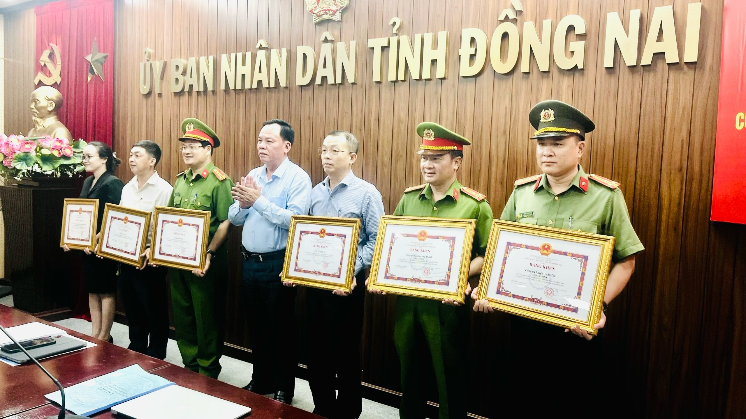 Quyền Chủ tịch UBND tỉnh Võ Tấn Đức tặng bằng khen cho các cá nhân, tập thể có thành tích xuất sắc trong thực hiện Đề án 06.