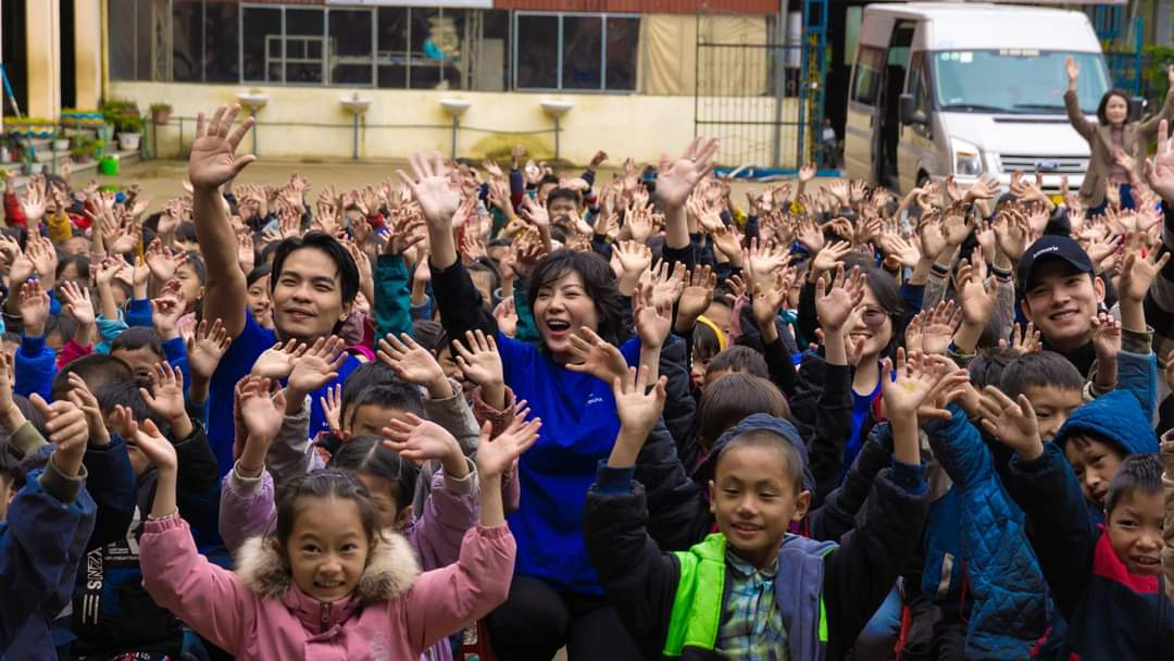 Nhạc sĩ Dương Trường Giang cùng diễn viên- ca sĩ Thanh Hương hòa niềm vui cung các em nhỏ vùng cao (ảnh NVCC)