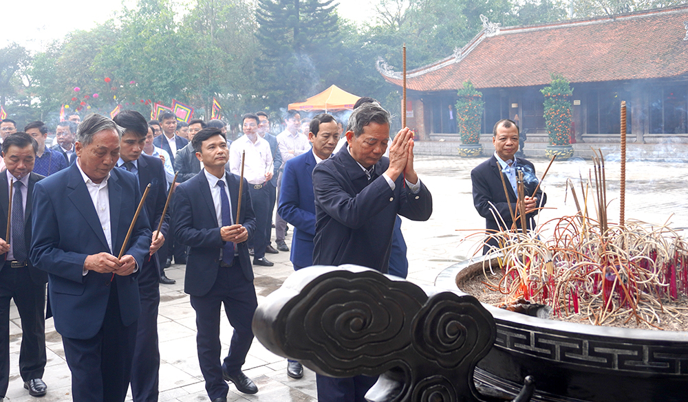 Các đại biểu  dâng hương tưởng niệm Tổ mẫu Âu Cơ ngày “Tiên thăng”