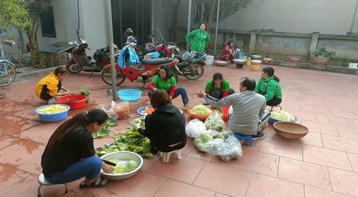 Hình ảnh mọi người đang chung tay góp sức, nấu cơm cho người già neo đơn.