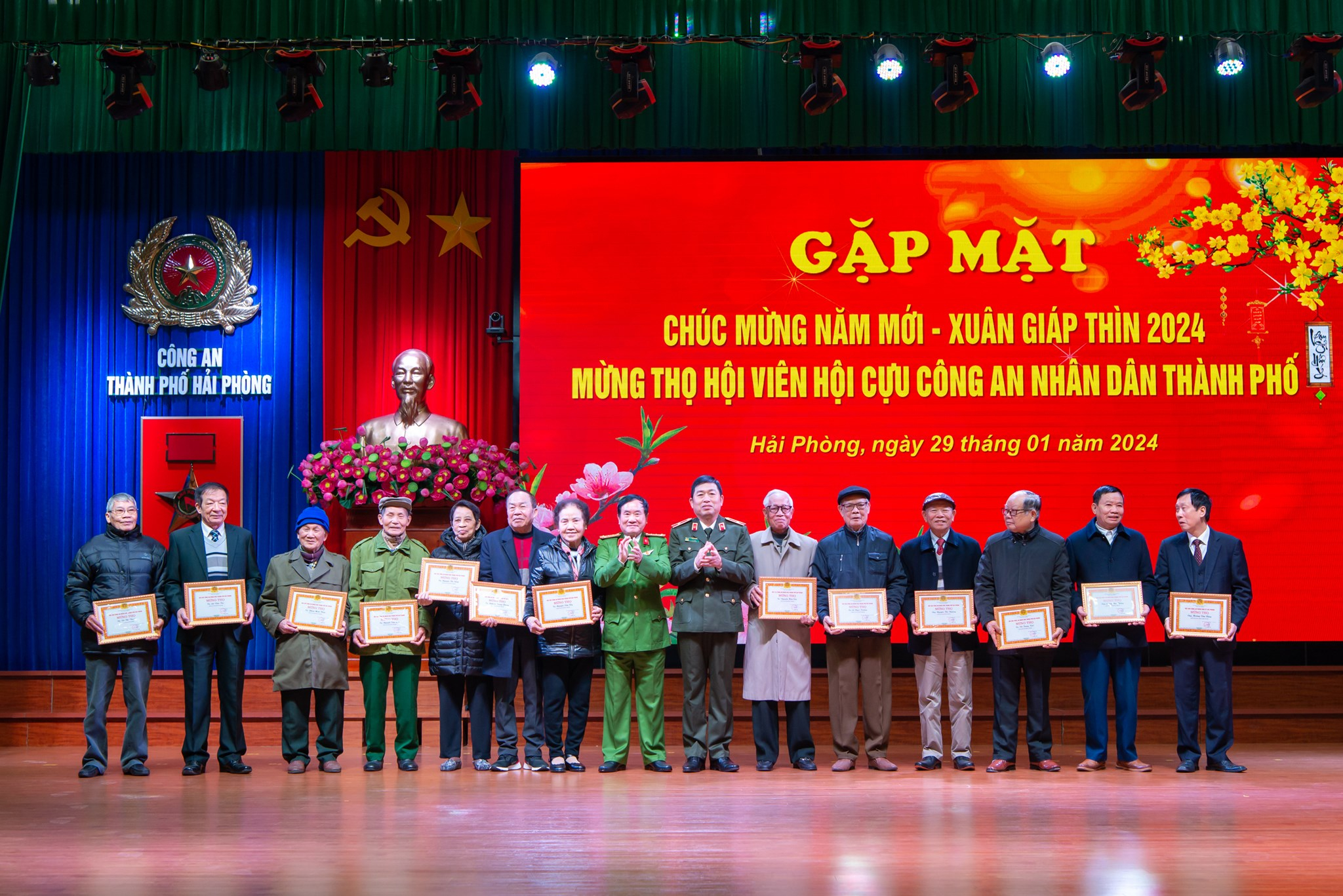 Thiếu tướng Vũ Thanh Chương, Giám đốc CATP và Đại tá Phạm Hiệp, Chủ tịch Hội Cựu CAND thành phố Hải Phòng chúc Tết Giáp Thìn các hội viên CAND hưu trí.