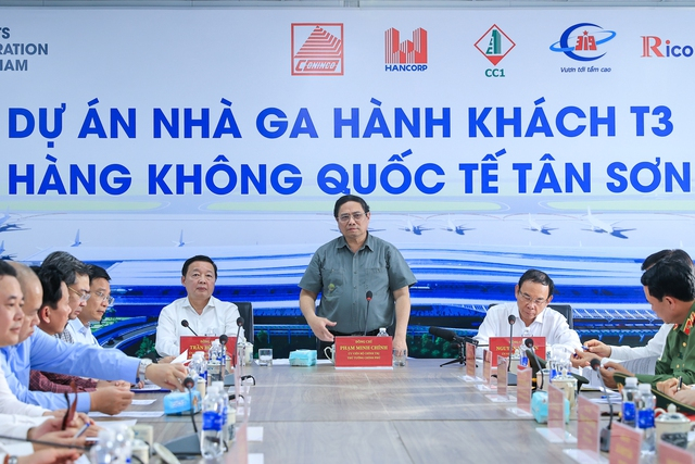 Đặc biệt, Thủ tướng yêu cầu quyết liệt hơn nữa, nỗ lực cao hơn nữa, rút ngắn hơn nữa thời gian thi công, phấn đấu hoàn thành, đưa công trình vào sử dụng đúng dịp, chào mừng kỷ niệm 50 năm giải phóng miền Nam, thống nhất đất nước (30/4/2025) - Ảnh: VGP/Nhật Bắc