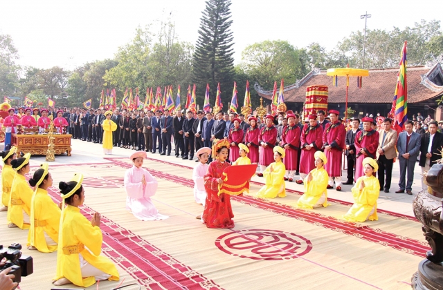 Phú Thọ: Hàng nghìn người dâng hương kính Tổ Mẫu Âu Cơ trong dịp Tết nguyên đán Giáp Thìn 2024