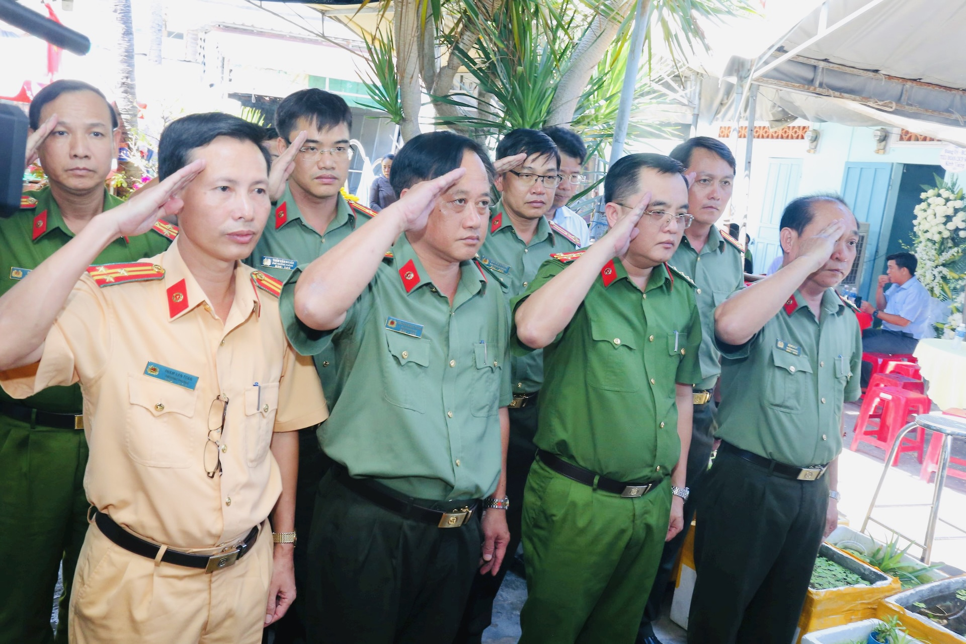 Đoàn công tác của Công an tỉnh thăm hỏi, động viên gia đình.