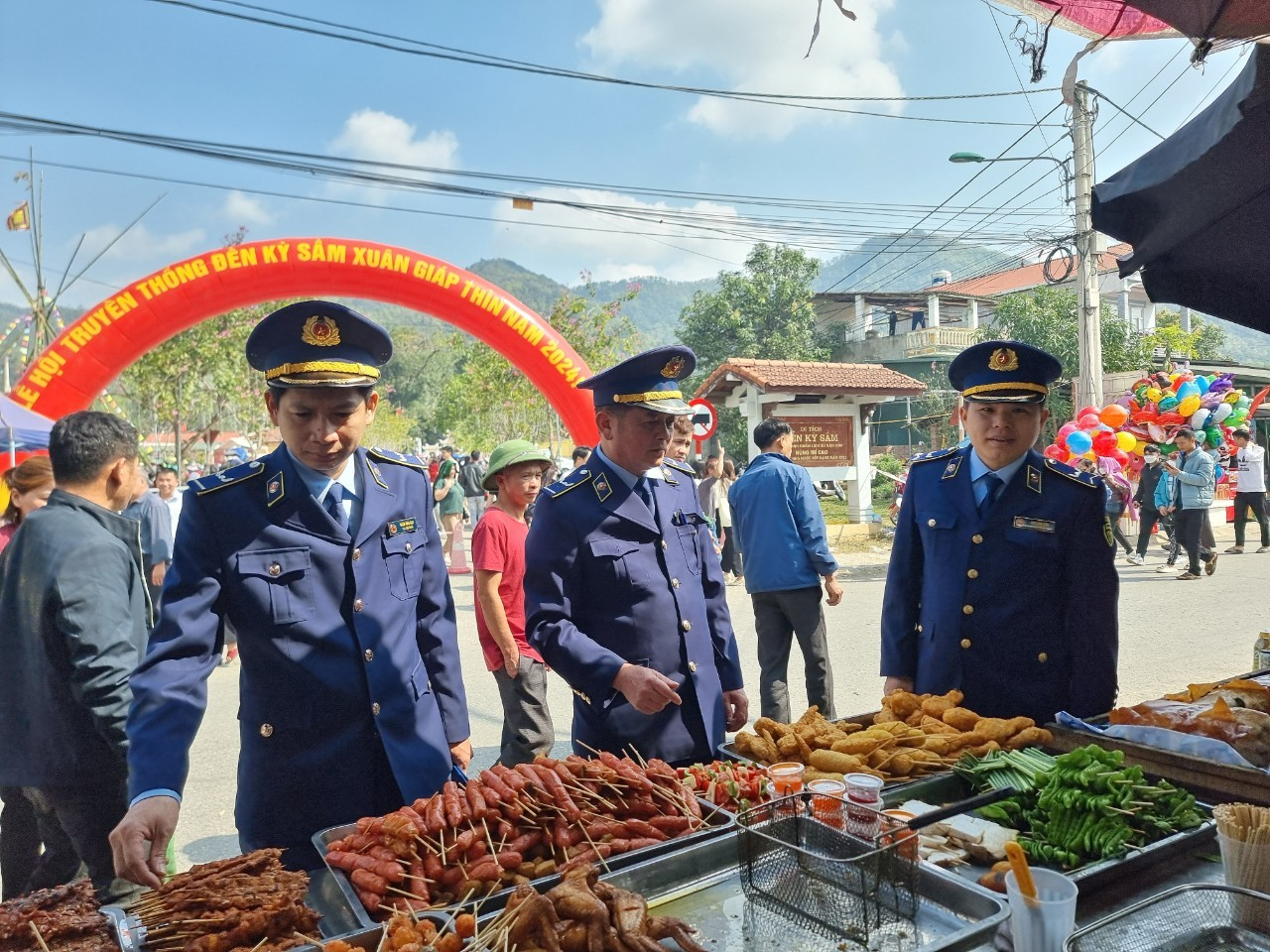 Tăng cường công tác giám sát, kiểm tra vệ sinh an toàn thực phẩm tại các lễ hội đầu năm