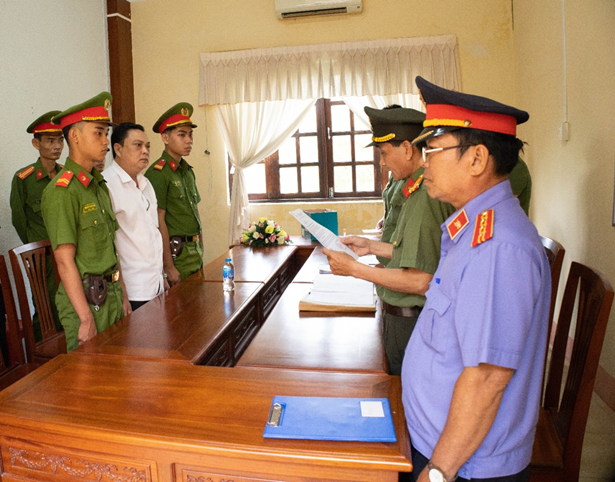 Giám đốc Văn phòng Đăng ký đất đai tỉnh Hậu Giang Lê Phước Nhàn (áo trắng) bị bắt tạm giam. Ảnh: Thế Phong/ Công an tỉnh Hậu Giang