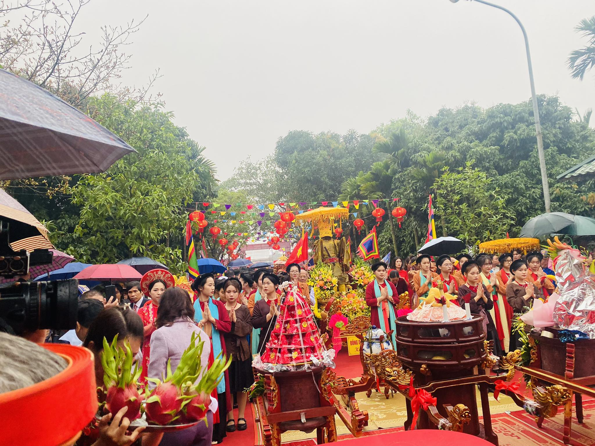 Lễ hội thu hút sự tham gia của hàng trăm người.