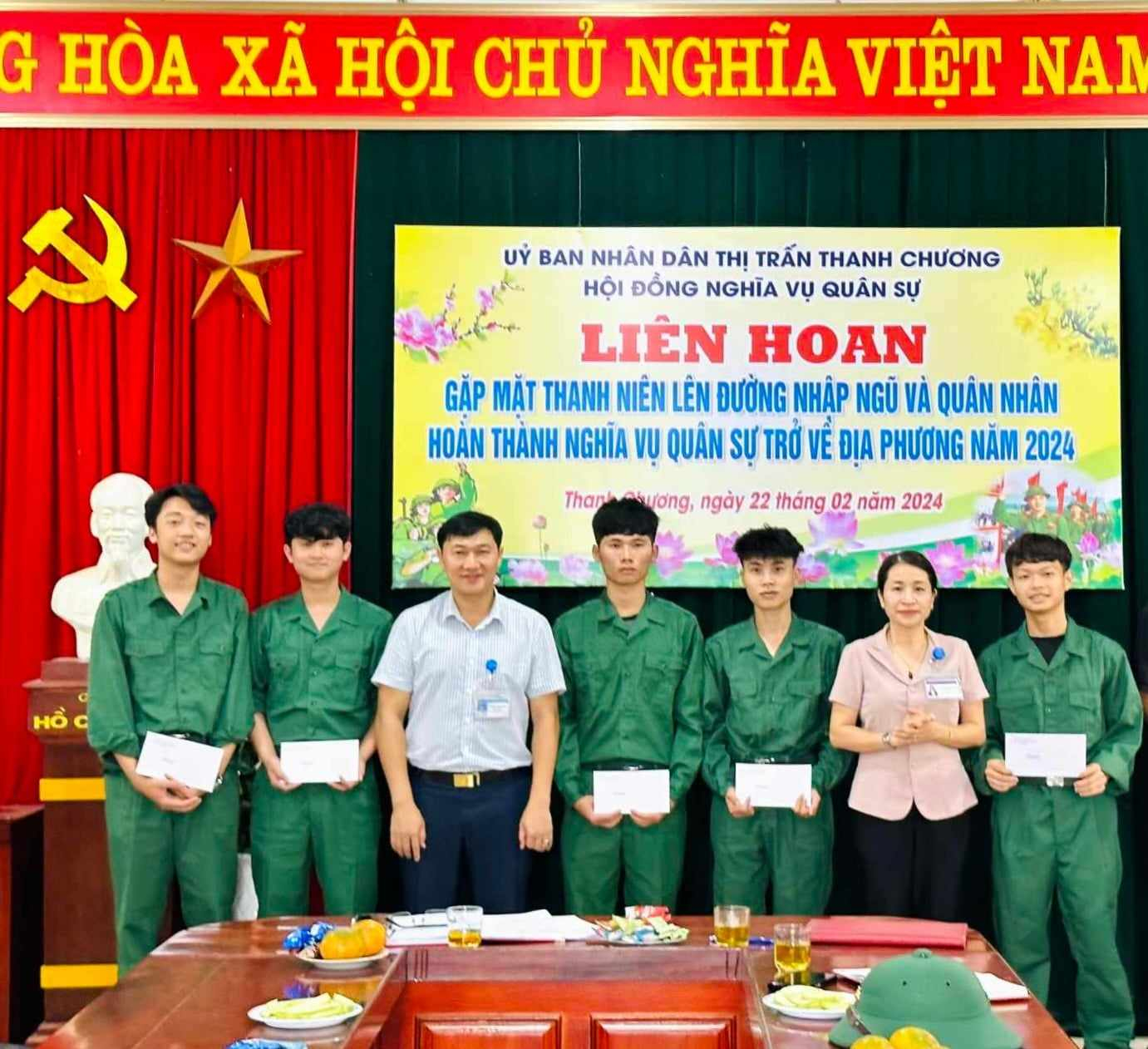 Động viên, tặng quà cho các thanh niên nhập ngũ.