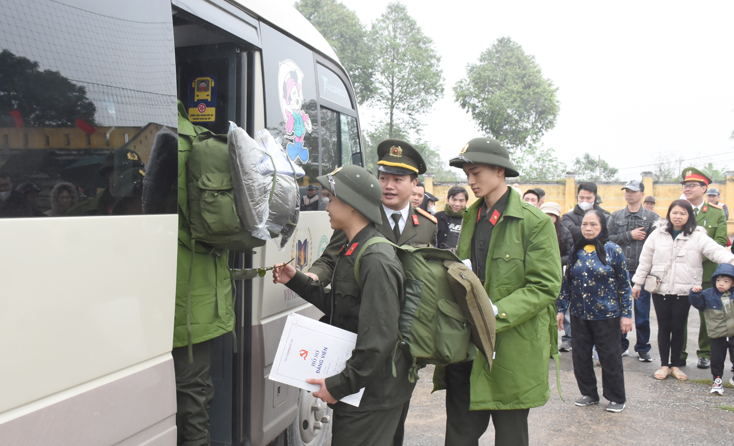 Chúc các tân binh lên đường nhập ngũ mạnh khỏe, hoàn thành xuất sắc nhiệm vụ bảo vệ Tổ quốc, xứng danh Bộ đội Cụ Hồ.