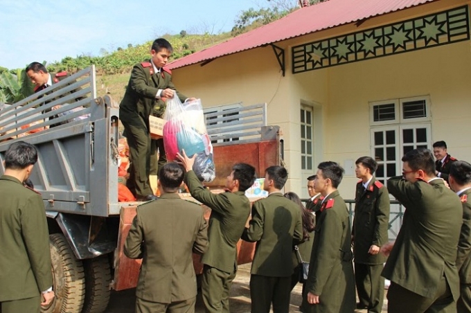 &nbsp;Mang t&igrave;nh qu&acirc;n d&acirc;n đến nơi kh&ocirc;ng c&oacute; đường, trường, trạm.