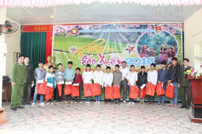 C&aacute;n Bộ, chiến sĩ trường Cao đẳng An ninh Nh&acirc;n d&acirc;n I trao qu&agrave; cho c&aacute;c em nhỏ ngh&egrave;o c&oacute; th&agrave;nh t&iacute;ch học tập cao ở địa b&agrave;n x&atilde; Quy Hướng.