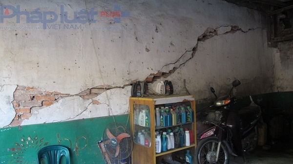 Những đoạn tường nh&agrave; bị bong tr&oacute;c, nứt d&agrave;i. Ảnh nh&acirc;n vật cung cấp.