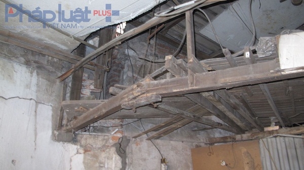 Những c&acirc;y gỗ đ&atilde; bị mục ruỗng được gia đ&igrave;nh Nga gia cố nhưng chỉ l&agrave; tạm thời. Việc gia cố n&agrave;y rất nguy hiểm v&igrave; ng&ocirc;i nh&agrave; c&oacute; thể sập bất kỳ l&uacute;c n&agrave;o.