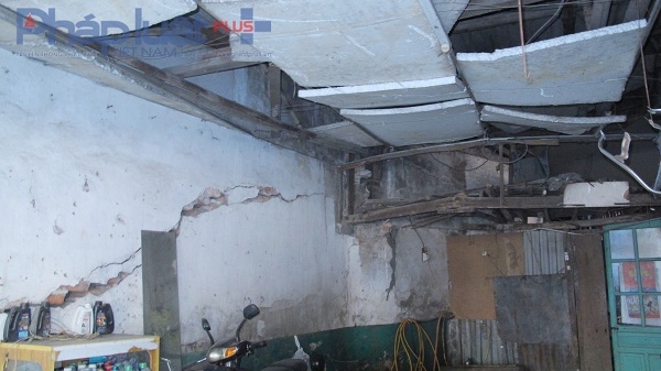 Ng&ocirc;i nh&agrave; sập xệ được che chắn tạm bợ rất mất an to&agrave;n.