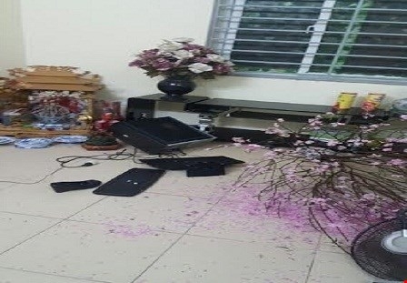 Đồ đạc gia đ&igrave;nh chị Mai bị c&aacute;c đối tượng đập ph&aacute;.
