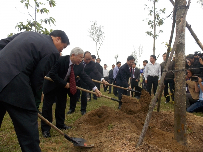 C&aacute;c đồng ch&iacute; l&atilde;nh đạo trồng c&acirc;y lưu niệm tại khu tưởng niệm cố Thủ tướng.