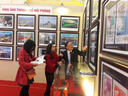 Gi&aacute;o sư Nguyễn Quang Ngọc chia sẻ với ph&oacute;ng vi&ecirc;n về c&aacute;c tư liệu qu&yacute;.