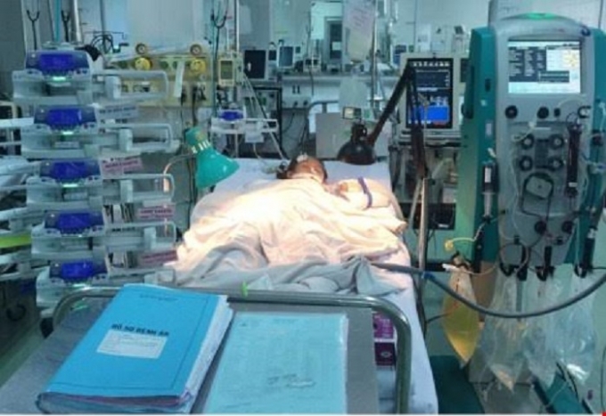 Ch&aacute;u b&eacute; đ&atilde; tỉnh sau khi được phẫu thuật.