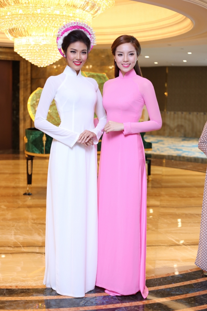 Hai người đẹp rạng ngời trong ng&agrave;y hội ngộ, thu h&uacute;t sự ch&uacute; &yacute; của nhiều ống k&iacute;nh&nbsp;