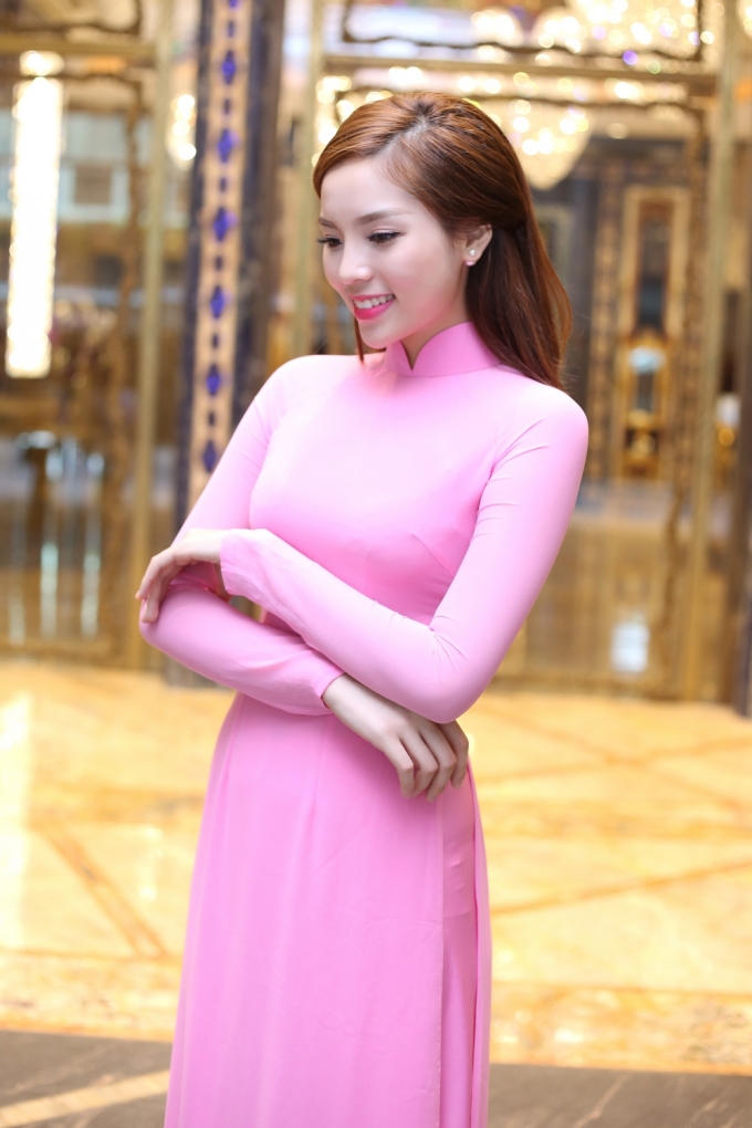 Kỳ Duy&ecirc;n dịu d&agrave;ng trong t&agrave; &aacute;o d&agrave;i m&agrave;u h&ocirc;ng c&aacute;nh sen của nh&agrave; thiết kế Thuận Việt.