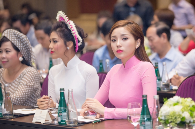 Trong khi Lan Khu&ecirc; chăm ch&uacute; theo d&otilde;i diễn biến buổi lễ th&igrave; Kỳ Duy&ecirc;n v&ocirc; tinh lọt v&agrave;o ống k&iacute;nh với &aacute;nh nhin đầy cảm x&uacute;c.