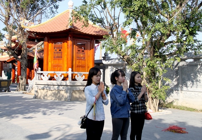 H&agrave;ng ng&agrave;y, c&oacute; rất nhiều người gh&eacute; thăm v&agrave; thắp hương tại đền.&nbsp;X&atilde; Xu&acirc;n Phổ c&oacute; diện t&iacute;ch 585,66 ha với 4.200 nh&acirc;n khẩu. X&atilde; vừa ho&agrave;n th&agrave;nh xong c&aacute;c ti&ecirc;u ch&iacute; n&ocirc;ng th&ocirc;n mới, thu nhập b&igrave;nh qu&acirc;n đầu người h&agrave;ng năm l&agrave; 30.600.000 đồng/người.